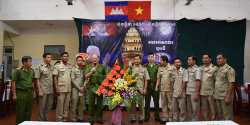 Colonel, Assoc.Prof.Dr. Tran Minh Chat, Vice President of the PPA presented flowers to congratulate the Cambodia's National Day